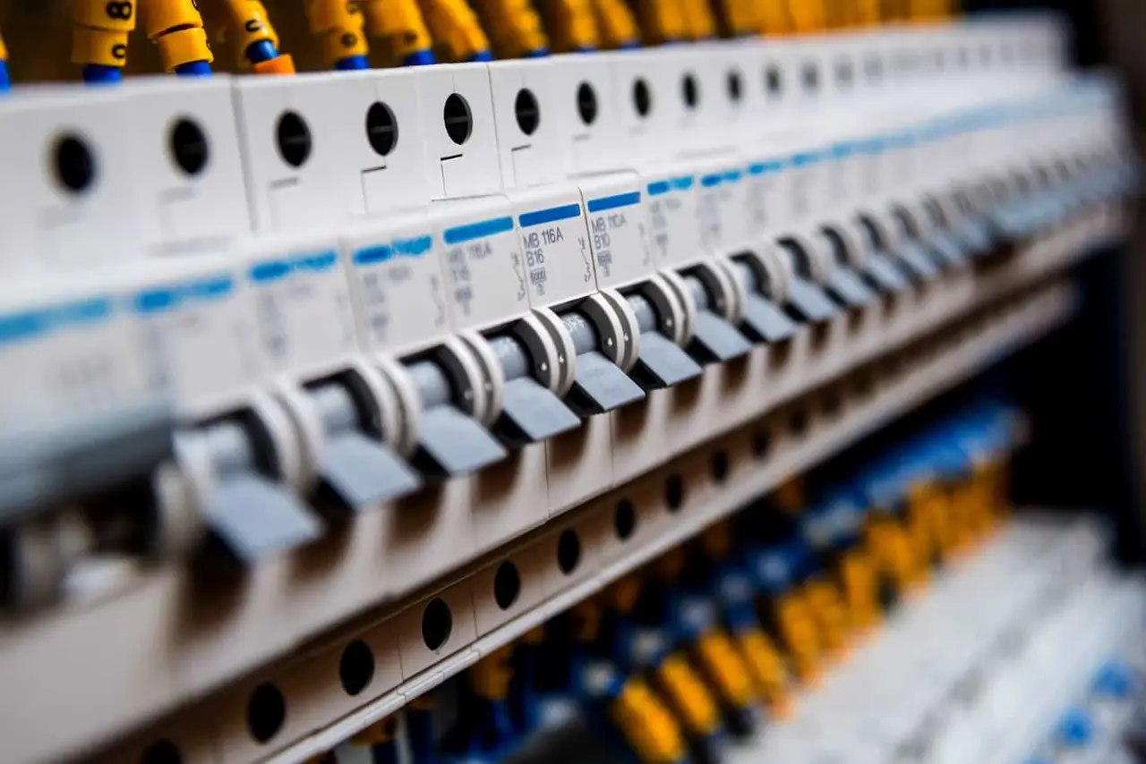 Commercial Breakers & Fuses
